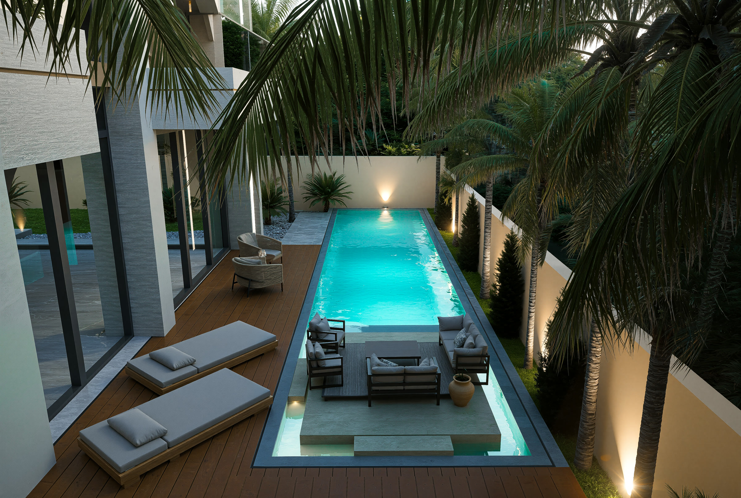 Vue aérienne piscine Villa O au coucher du soleil avec palmiers, Roseraie Akenza Marrakech